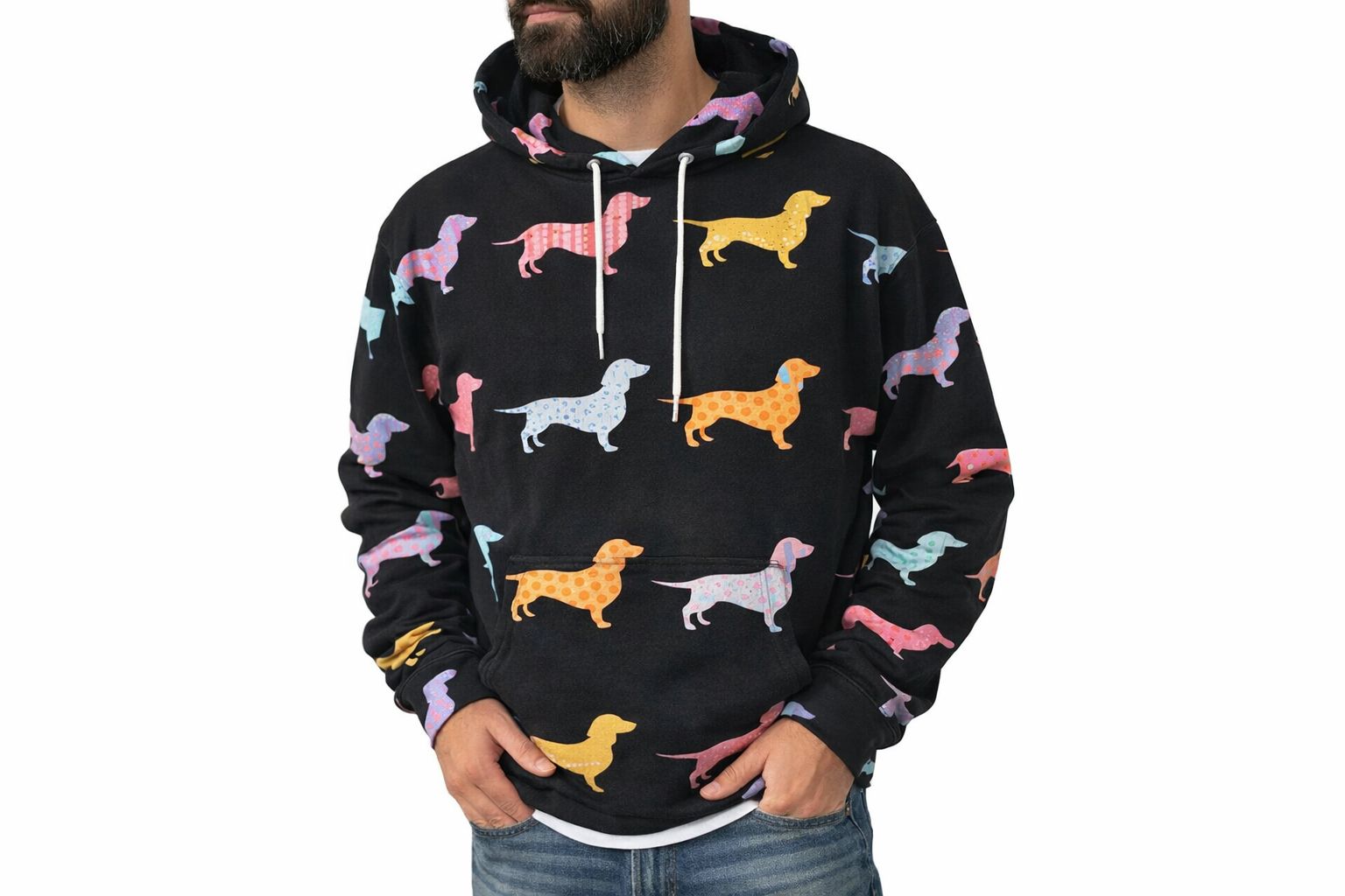 Man i en svart hoodie med tryck av färgglada taxar.