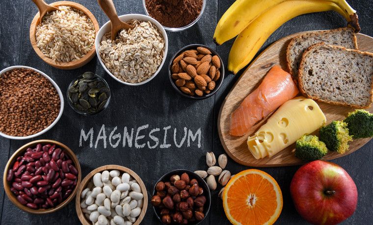Olika livsmedel rika på magnesium som nötter, bönor och bananer.